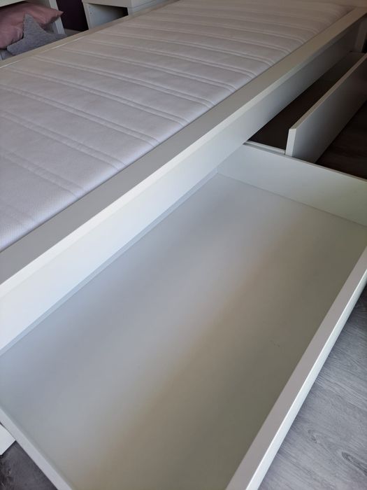 Cama MALM com 2 gavetas arrumação