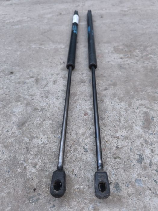 Продам газовые упоры багажника на hyundai santa fe 1