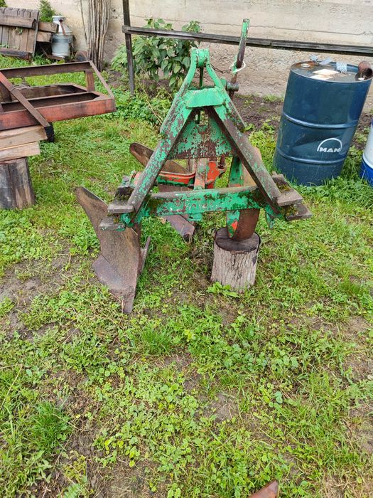 Плуг заводський двох корпусний