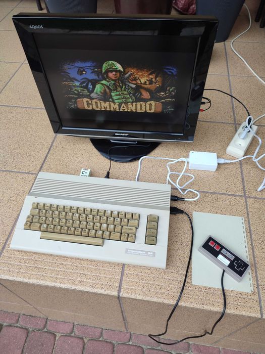 Commodore C64 kompletny zestaw z grami cartridge Tapecart stan bdb, sprawny.