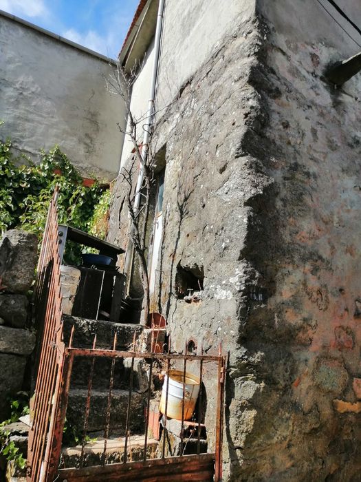 Moradia rústica centro aldeia de Lalim