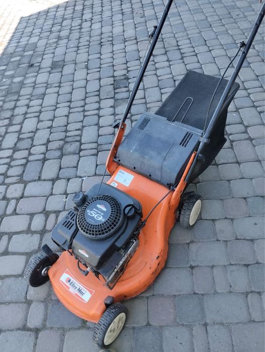 Бензинові газонокосарки Oleo-Mac (двигун Briggs & Stratton 50) і самохідна MTD 46 SPO