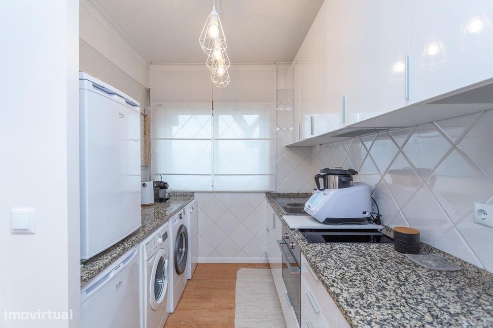 Apartamento T0 convertido em T1 no Alto do Forte — Rio de Mouro, Lisboa
