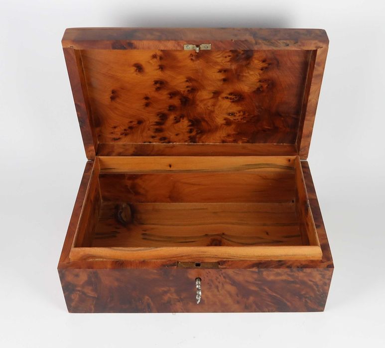 Diversas peças em madeira raiz nogueira, cada