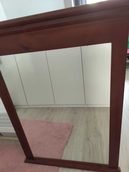 espelho com moldura em madeira