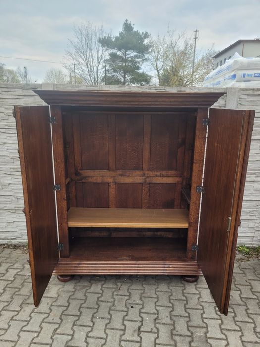 Elegancka szafa z drążkiem i półkami.