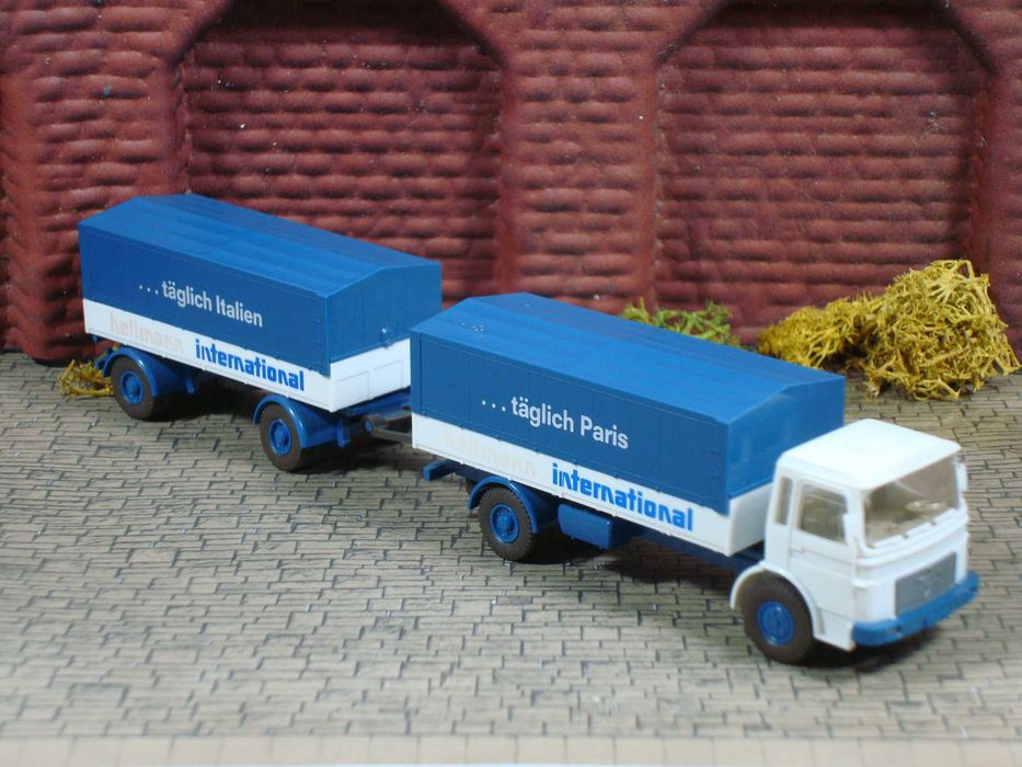 Wiking 424 - MAN / Camião com Reboque "Hellmann International" / Usado
