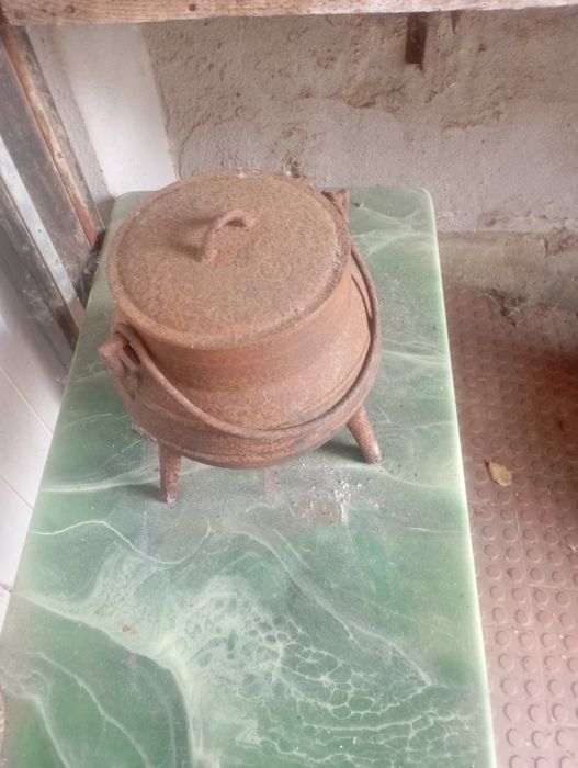 Vendo esta panela antiga muita bonita bom