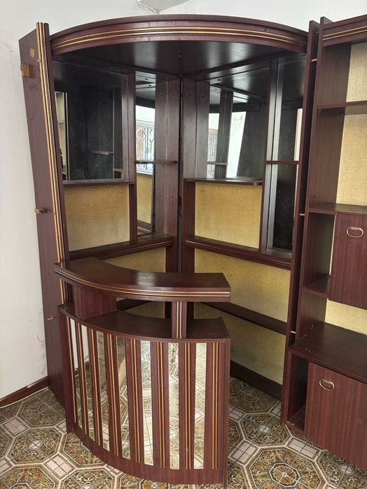 Gratuito - Móvel de sala / estante-bar em madeira escura
