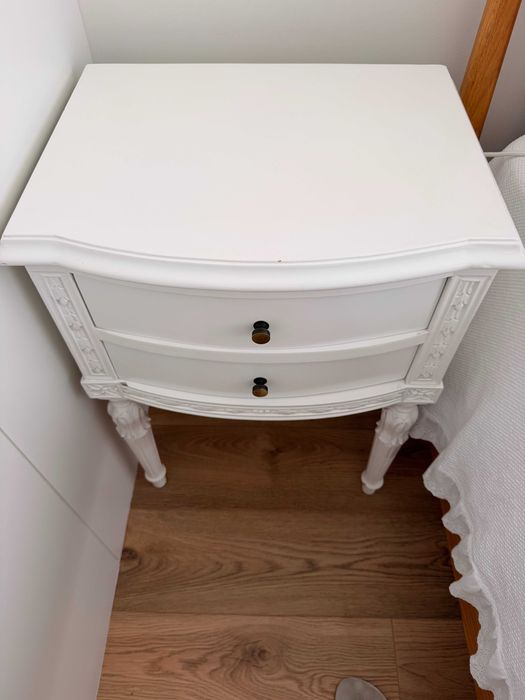 Mesa de cabeceira clássica lacada em branco