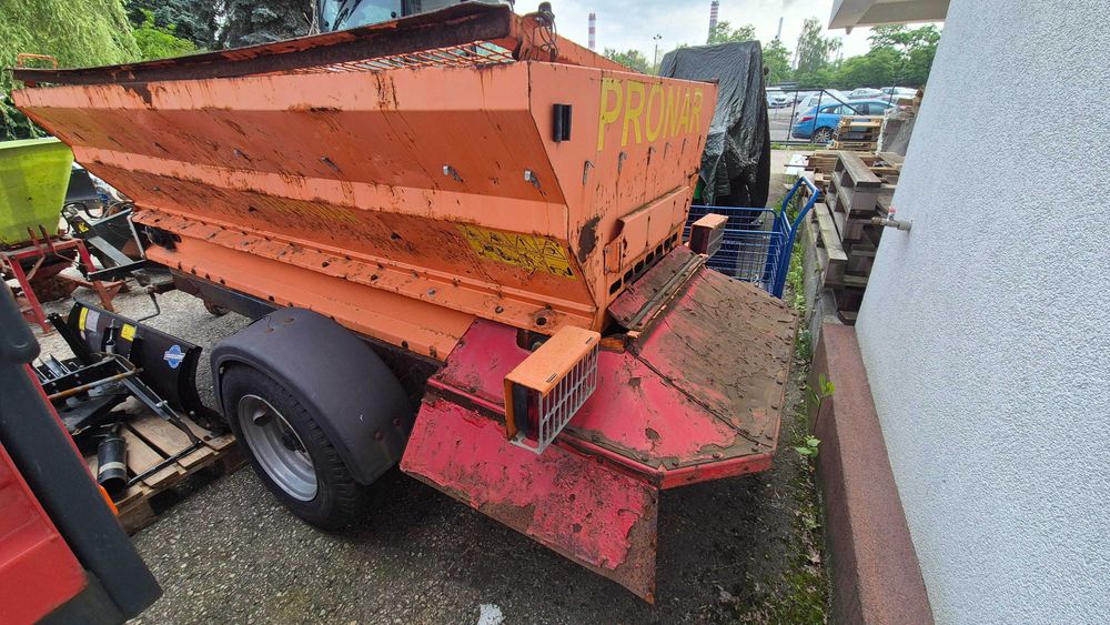 Posypywarka ciągnikowa PRONAR T130