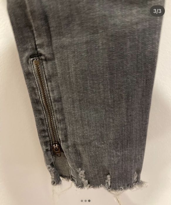 Calças cinzentas rasgadas