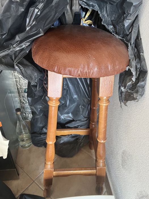 2 bancos de bar com assento em coiro