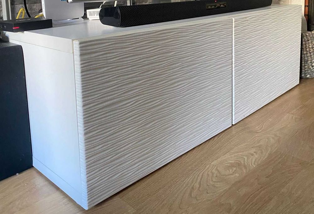 Móvel TV branco — textura veio madeira em relevo — 2 portas — 120 cm