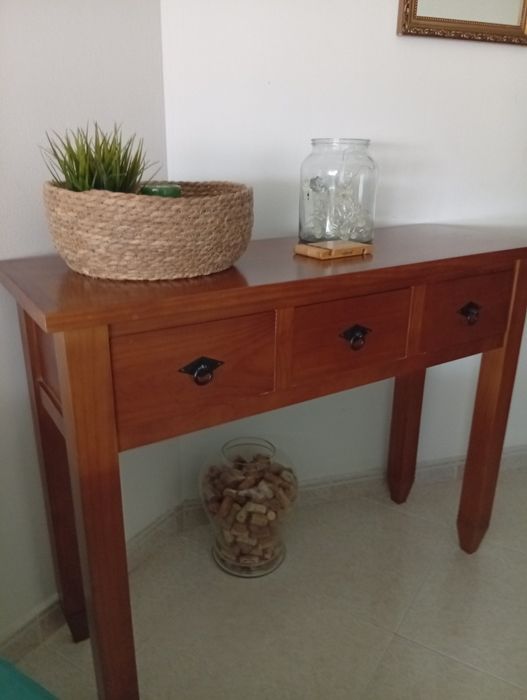 Móvel aparador em madeira cerejeira