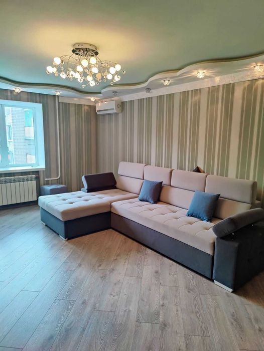 Продається трикімнатна квартира на вулиці Олега Антонова