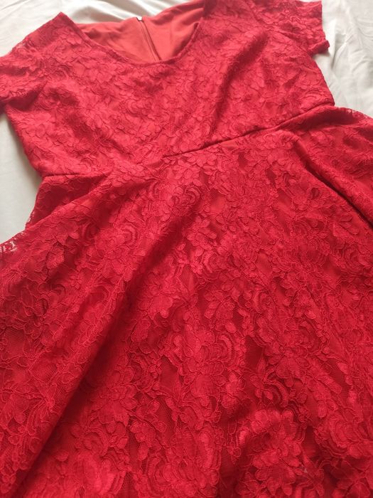 Czerwona koronkowa sukienka rozkloszowana plus size