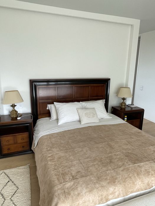 Cama de Casal e Mesas de Cabeceira