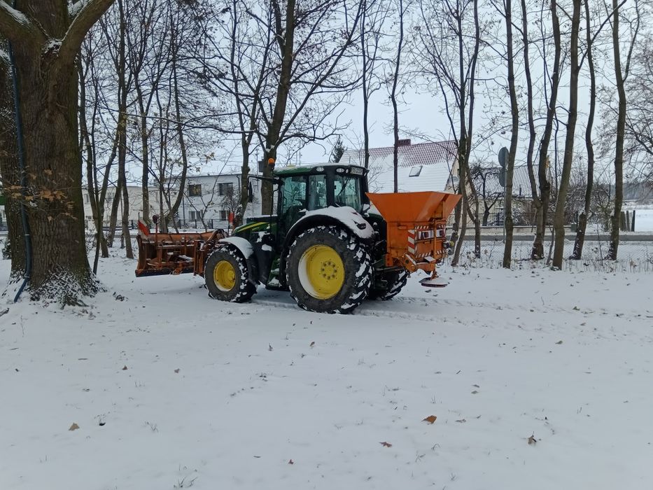 Odśnieżanie placów dróg, sypanie soli