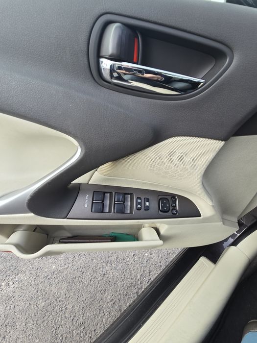 Lexus is 220d (2010)