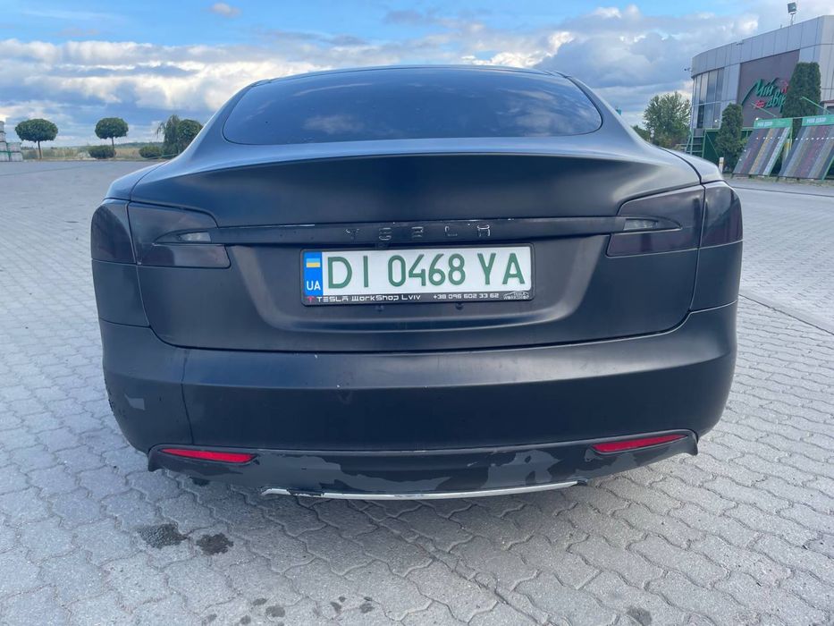 Tesla Model S 2013 рік