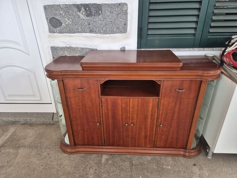Móvel de TV/Hi-Fi Clássico em Madeira com Vitrines Curvas Laterais