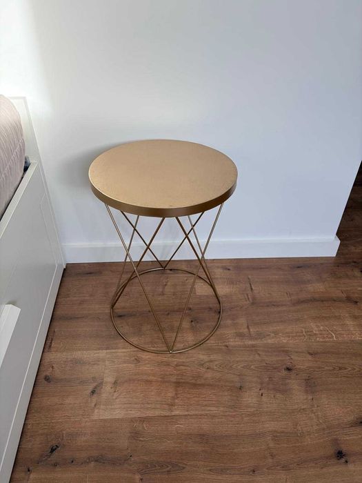 Mesa de apoio metálica dourada