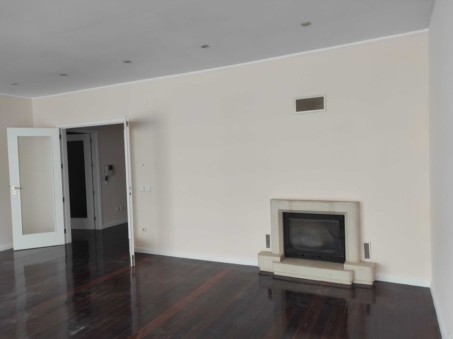 Arrenda apartamento T3 Costa ao parque da cidade. Three bed Apartment.