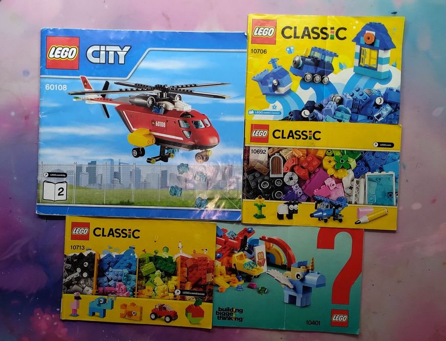 Caixa com diversos conjuntos de Lego