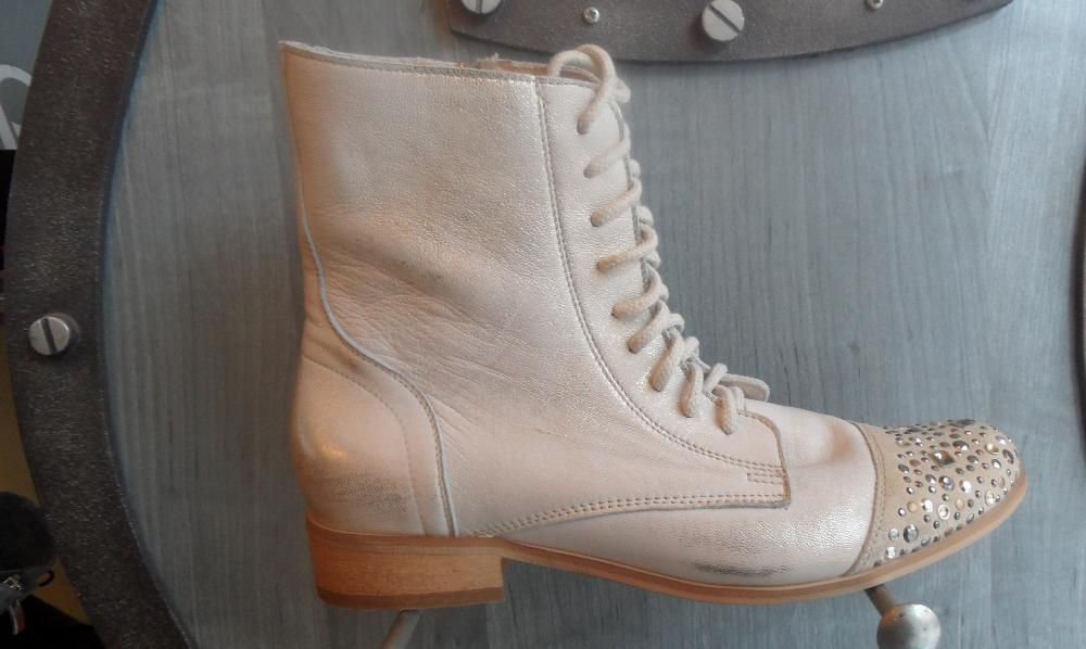 Botki trzewiki złote dżety ćwieki 40 beżowe