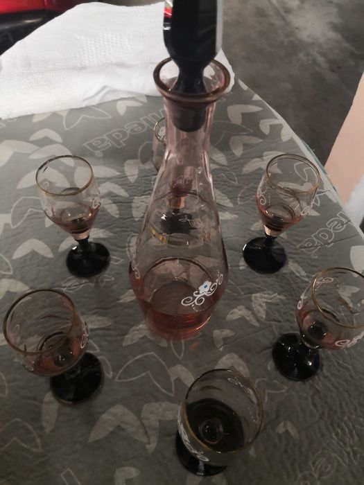 Garrafa de licor com copos