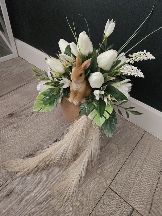 Stroik wiosenny, kompozycja wielkanocna dekoracja świąteczna z zającem