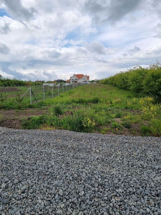 Продаж ділянки с.МАЛЕЧКОВИЧІ з двох сторін заїзд 60 до 1 га