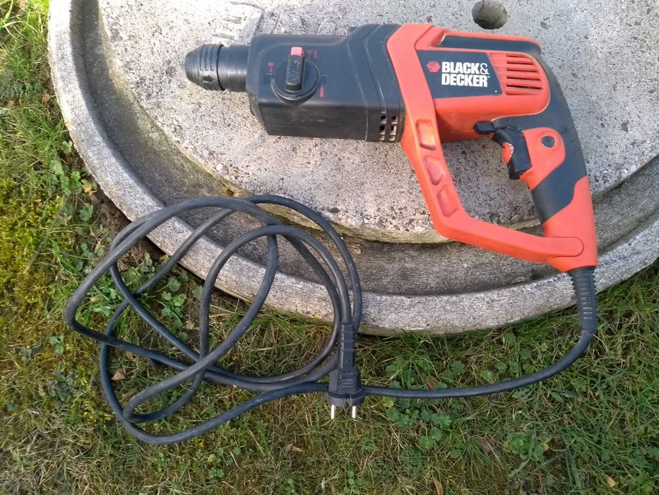 9Młotowiertarka Black & Decker KD975