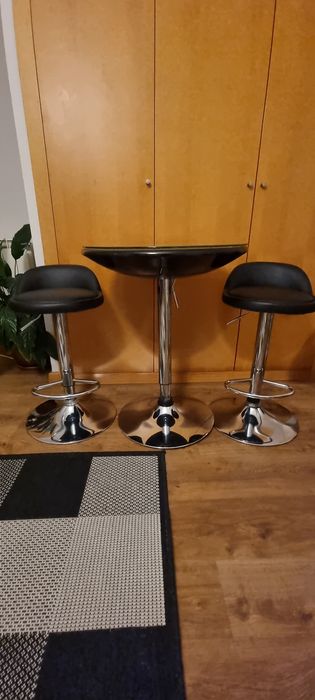 Mesa + bancos altos