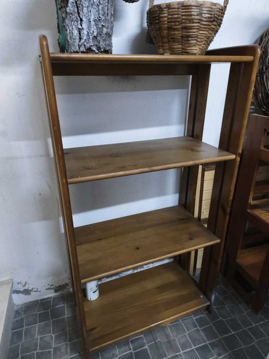 Estante em madeira maciça com prateleiras reguláveis