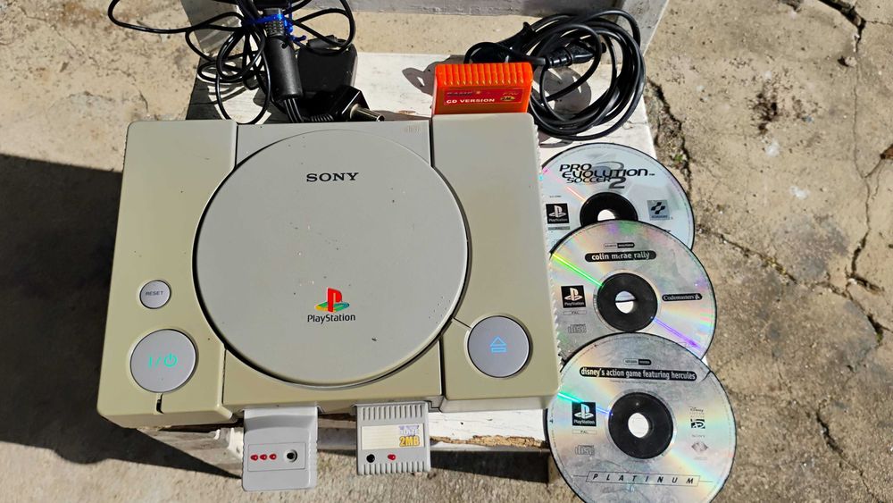 Playstation com chip cartões de memória e 3 jogos