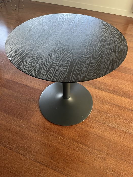 Mesa redonda de tampo de madeira e pé metálico