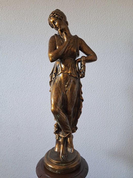 Estátua e base em madeira