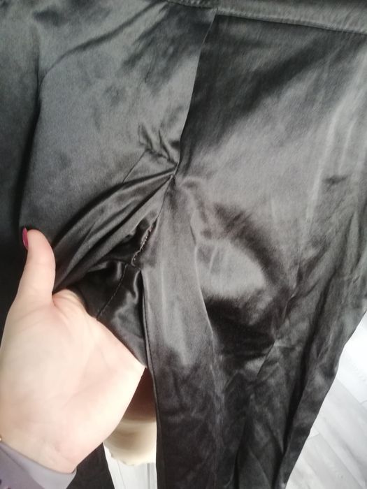 R. 42 czarne satynowe spodnie do kolan spodenki