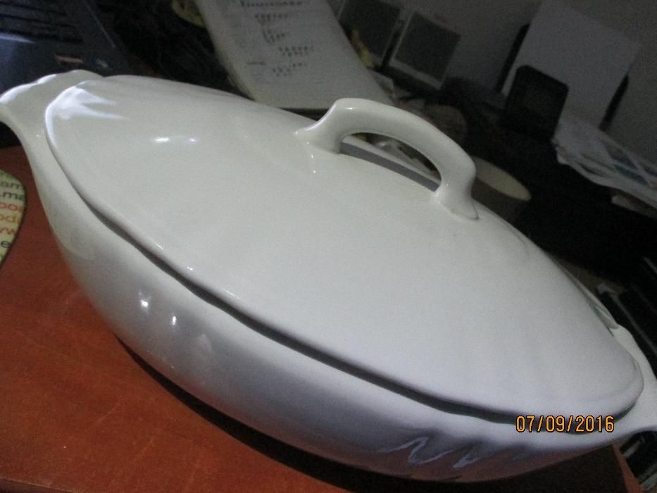 Terrina branca da fábrica de Sacavem