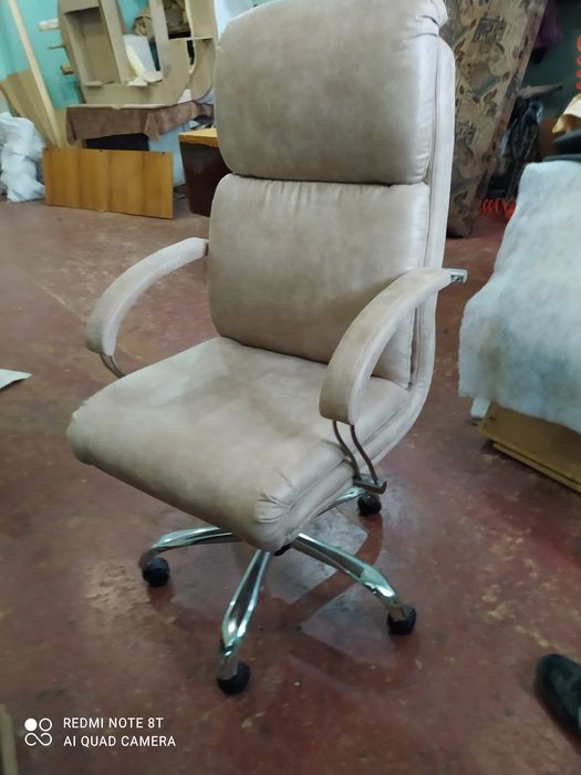 Ремонт та перетяжка м'яких меблів. Великий вибір тканин та фурнітури.