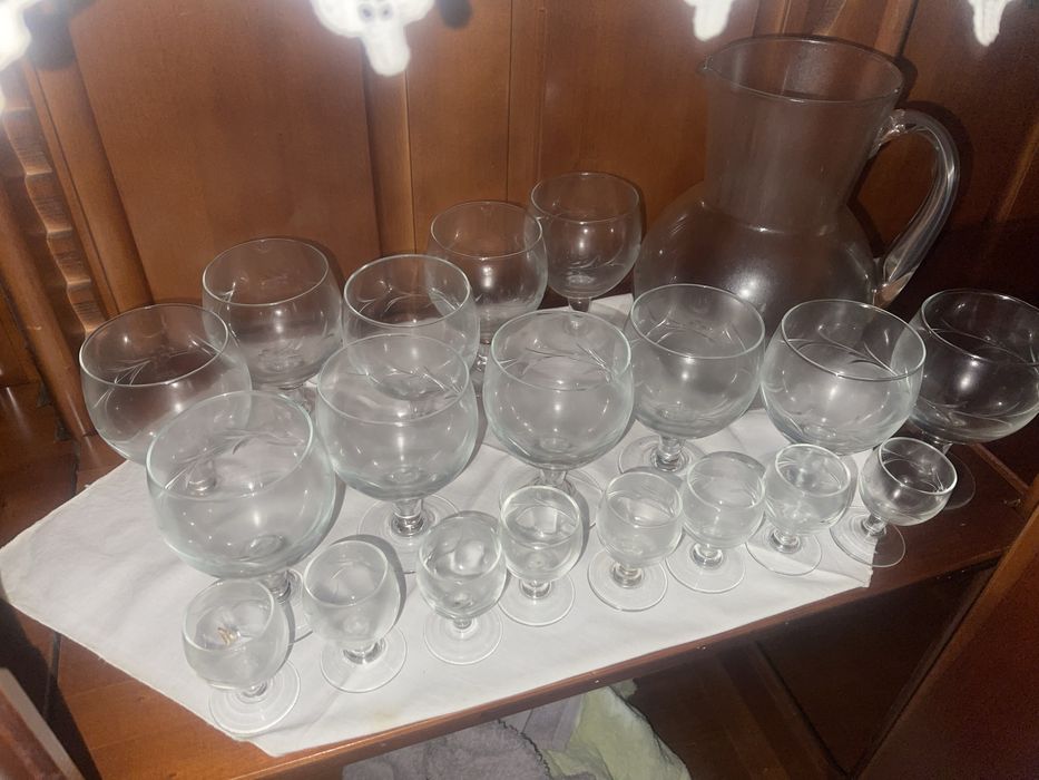 Vendo vários serviços de copos e peças decorativas