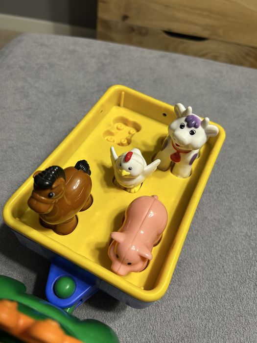 Zabawka edykacyjna Dumel, gra i jeździ, farmer, traktor + 4 figur