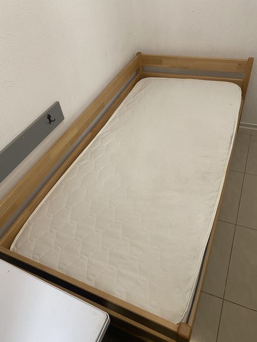 Ліжко деревʼяне з матрацем