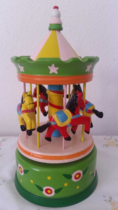 Corocel musical em madeira pintado a mao