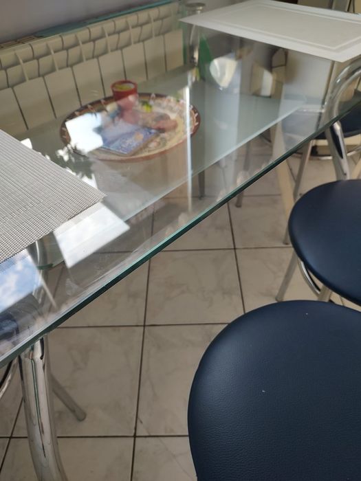 Stół szklany z elemetami chromu