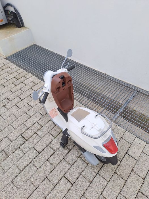 Vespa Eléctrica Criança