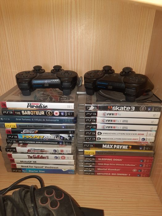Ps3 em bom estado com comandos e 24 jogos