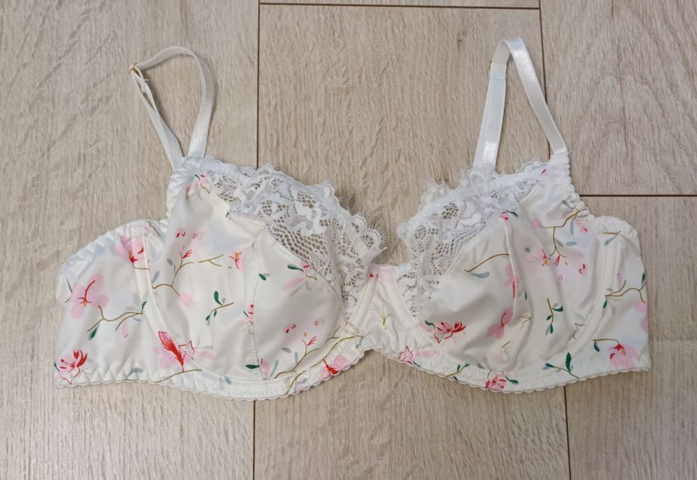 Пара красивих бюстгальтерів 90-95С